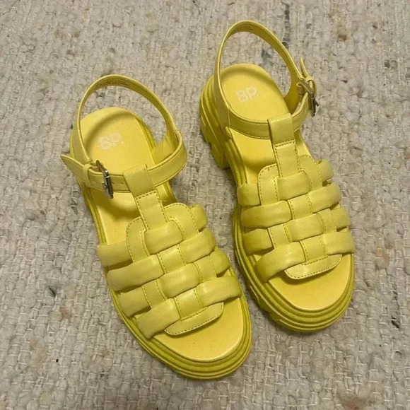BP. Yellow women’s sandal size 6, slight heel with buckle, never worn condition - Picture 3 of 7